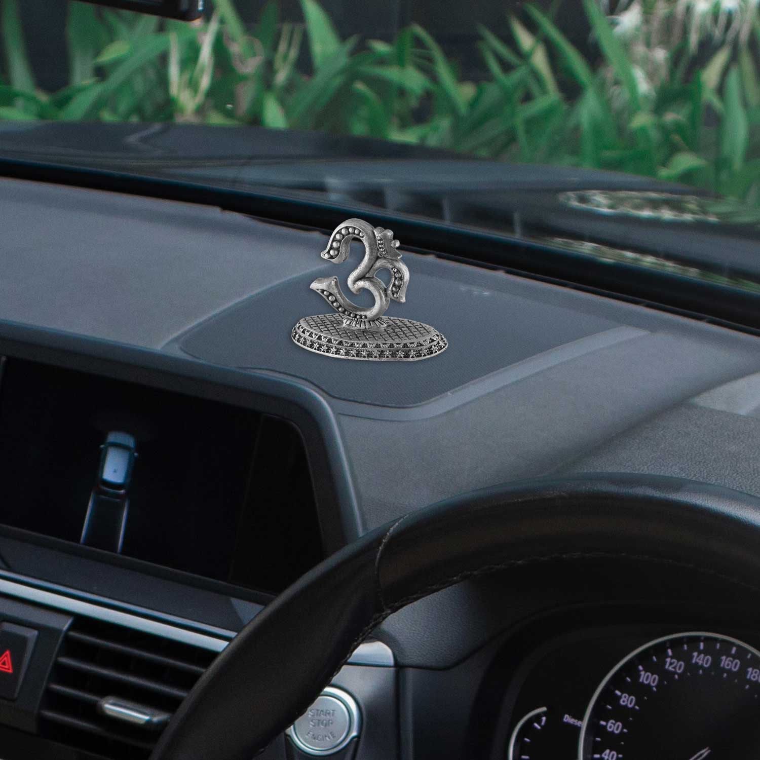 om_on_car-dashboard